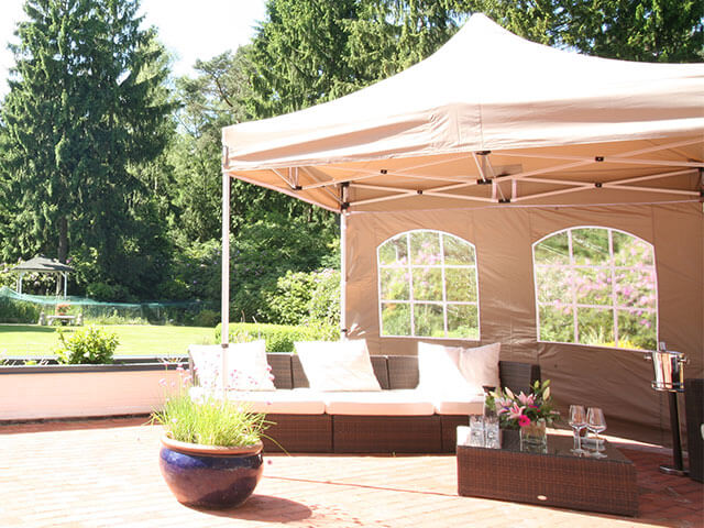 Schnell aufgebauter Wetterschutz: Economy Faltpavillon mit 100% wasserdichter Dachplane aus Hochleistungspolyester mit einer PVC-Beschichtung. Faltpavillon auf einer Rasenfläche aufgestellt
