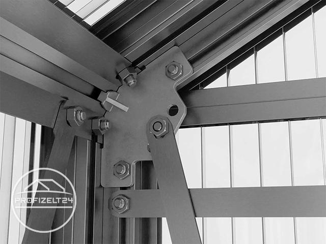 Die Dachstreben für das Anlehngewächshaus montieren Die Dachstreben für das Anlehngewächshaus montieren