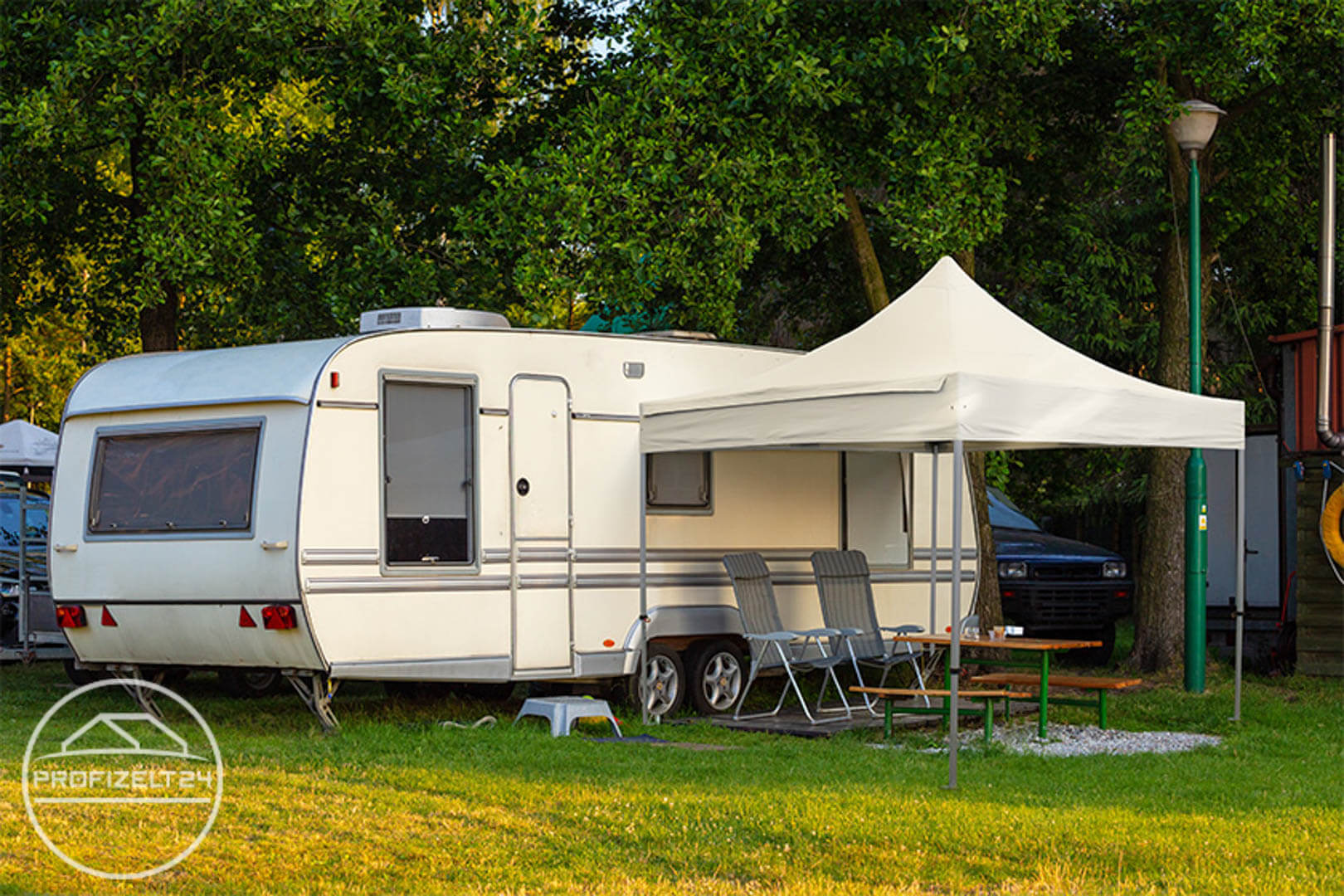 Mobile Faltpavillons als flexible Lösung beim Camping-Urlaub